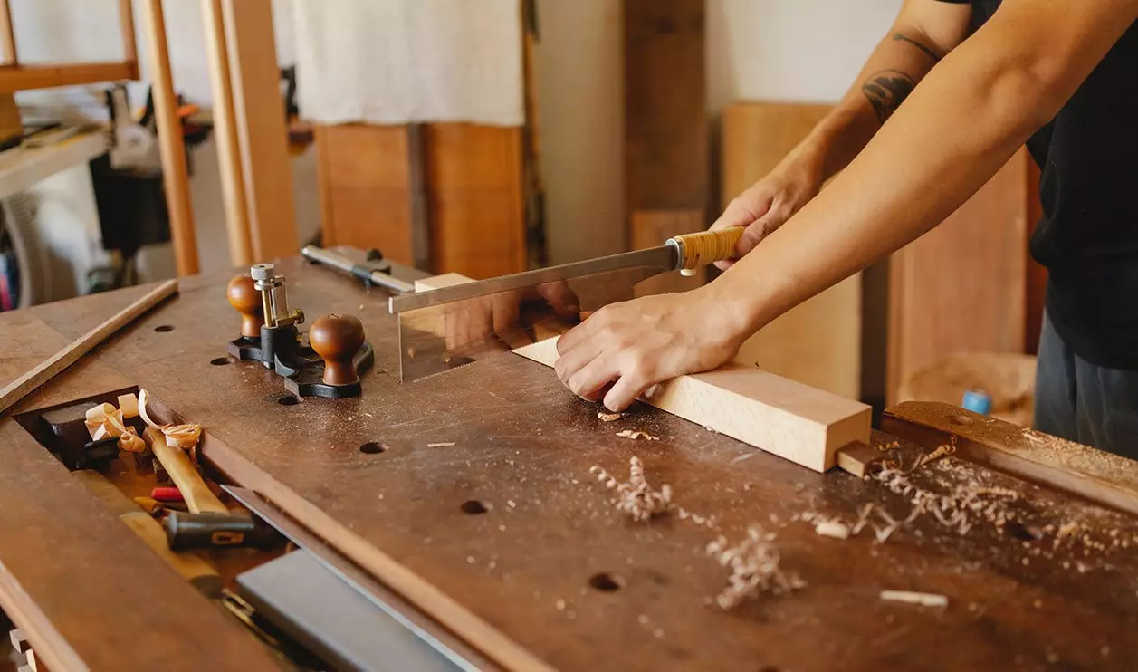 carpintero cortando Muebles a medida Cáceres