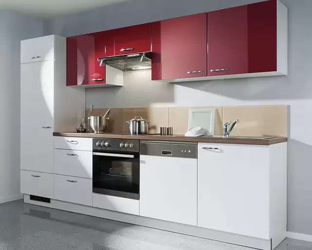 muebles de cocina blancos y rojos