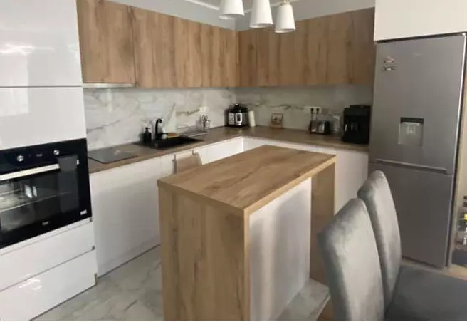 reforma de cocina pequeña con isla central